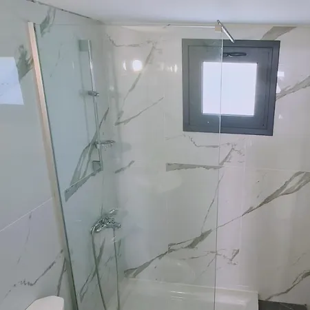 Nissi Twins Apts アヤナパ