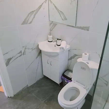 Nissi Twins Apts アパート *