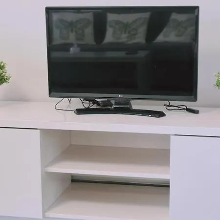 Nissi Twins Apts アヤナパ