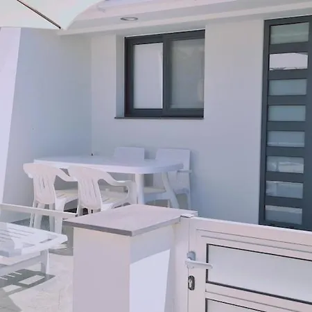 Nissi Twins Apts דירה *