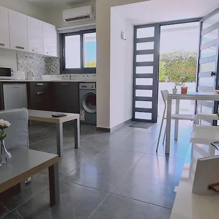 Nissi Twins Apts Appartamento *