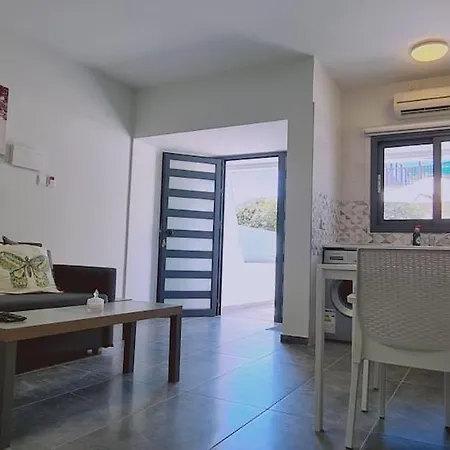 Nissi Twins Apts Appartamento