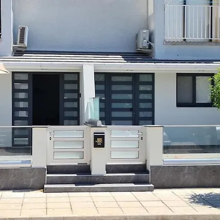 Nissi Twins Apts Appartamento