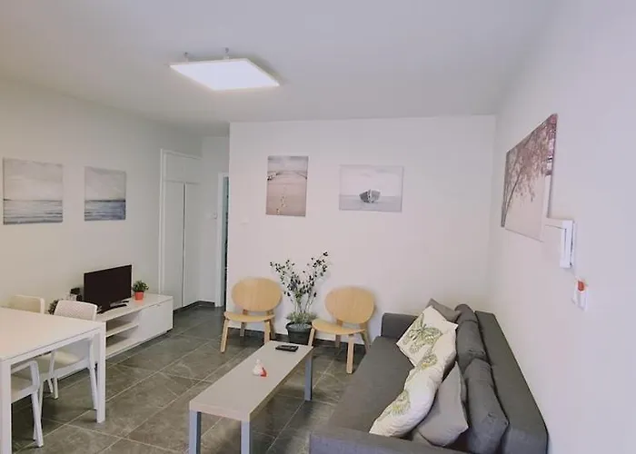 Nissi Twins Apts 아파트